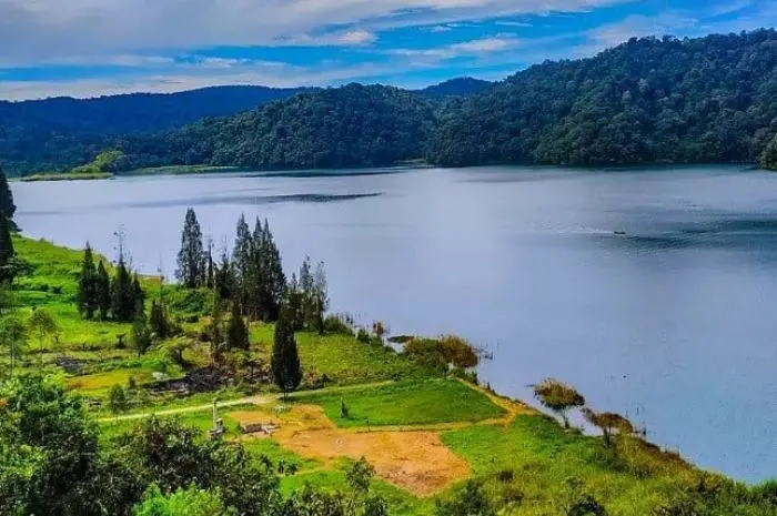 Lau Kawar, Wisata Alam Indah dengan Spot Camping Seru di Karo